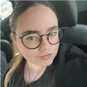 Soy Sara, tengo 20 años y doy clases de refuerzo desde 1 a 6 de primaria y 1 y 2 de la eso.